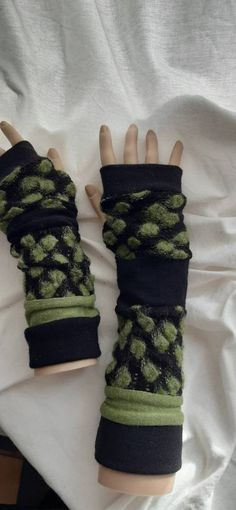 Soft, warm noble merino knit combined with wool mix hole knit - green and black! Warm hands can hardly be more beautiful, right?!! Our arm warmers come with a thumb opening, are 19 cm wide all around (and woolly stretchy) and 34 cm long. Green And Black, Mitten Gloves, Hand Warmers, Arm Warmers, Gloves, Bathing Beauties, Electronic Accessories, Purses And Bags, Music Clothes