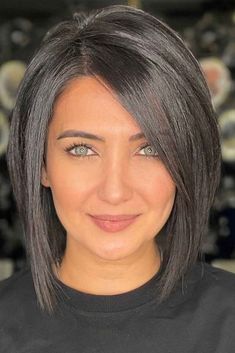 Your straight hair will no longer be boring after you see these. Click here to see how you can spice up your short and straight hair. Short Straight Hair, Haircuts For Fine Hair, Medium Hair Cuts, Medium Length Hair Cuts, Brunette Hair, Grey Hair