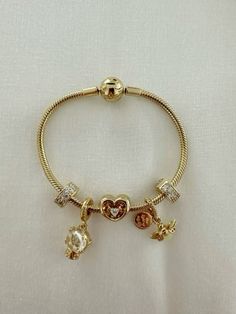 Pandora Gold Bracelet Ideas, Good Pandora Bracelet, Pandora Jewelry Gold, Gold Bracelet Pandora, Gold Jewelry Pandora, Gold Jewelry Combo, Pandora Bracelets Ideas, Pandora Bracelet Silver And Gold, Pandora Bracelet On Wrist