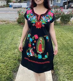 Vestido virgen de Guadalupe  Bordado a máquina  diseño de La virgen de Guadalupe y floral de varios colores te hará lucir hermosa para cualquier ocasión  Tiene lazos  a los lados para ajustar al cuerpo El envío tarda de 3 a 5 días , todos los pedidos de hoy hasta el domingo se envían el lunes temprano para que los tengas a tiempo el 12 de diciembre Mexican Party Dress, Mayo Dress, Mexican Dress, Mexican Party, Mexican Dresses, Dress Floral, Chocolate Covered, Dress Clothes For Women, Party Dress