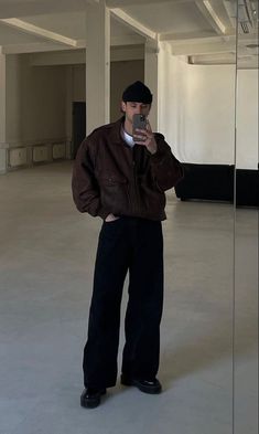 Black Baggy Pants Outfit, Black Beanie Outfit, Black Pants Outfit Men, Baggy Pants For Men, Style Baggy Pants, Brown Jacket Outfit, Black Cargo Pants Outfit, Baggy Pants Outfit, Black Pants Outfit