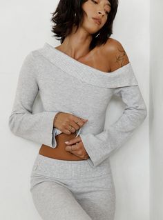 Sina Off The Shoulder Top Grey Off The Shoulder Cropped Sweater, Lounge Matching Set, Comfy Athletic Outfits, Off The Shoulder Tshirt, Off The Shoulder Outfit, Cold Clothes, Dc Style, Winter Loungewear, Plain Clothes