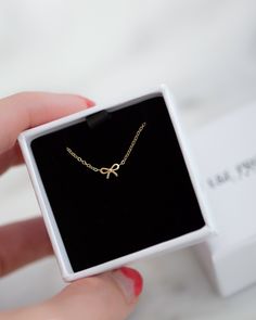 14k Gold Dainty Bow Necklace / Tiny Bow Necklace - Etsy Minimalist Accessories Jewellery, Preppy Jewelry, Mini Bow, Tiny Bow, Bow Bracelet, Bow Making, Bow Necklace, Jewelry Accessories Ideas, Girly Accessories