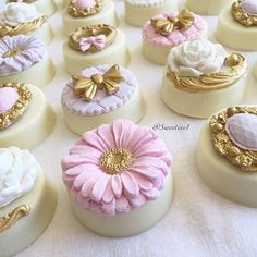 there are many small cakes with flowers on them