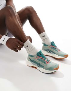 Zapatos, botas y zapatillas de deporte de Nike Running Modo deportivo activado Diseño de corte bajo Tirador trasero para facilitar el calzado Cierre con cordones Tobillo acolchado Detalle característico de Nike Suela de goma resistente Suela texturizada antideslizante Nike Air Max Jordan, Nike Branding, Running Trainers, Trainer Heels, Winter Party Dress, White Trainers, Adidas Gazelle, Mens Sportswear, Profile Design