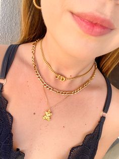 Nosso mix é super tendência, choker iniciais e colar urso que ficam perfeitos pra compor seu estilo✨ Semijoias com banho de verniz Royal Jewelry, Choker, Fashion Beauty, Chain Necklace, Girl Outfits, Ootd, Chain, Gold, Pink