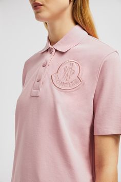 Designed to transcend seasons and trends, this polo shirt is crafted from cotton piquet. The loose fit style is enriched with an embroidered logo. Personalized Jacket, Outerwear Outfit, Ski Pants, Shell Jacket, Dress With Cardigan, Fit Style, Ski Jacket, Lightweight Jacket, T Shirt Dress