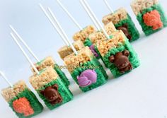 there are many treats made to look like rice krispy treats with teddy bears on them