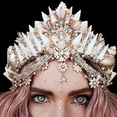 Rose Gold Clothes, Couture Dior, Shell Crowns, Mermaid Crown, Smink Inspiration, Mermaid Aesthetic, Gold Outfit, Pakaian Feminin, Mermaid Life