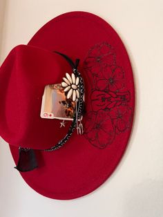 Be the life of the rodeo in this gorgeous boho red hat featuring a bull, poppies, and playful longhorns. Add this accessory to your wardrobe for a unique western touch. Western Helmet, Cowboy Hat Crafts, Country Glam, Glam Boho, Mens Hats Fashion, Mens Hats, Boho Cowgirl, Rancher Hat, Hats Fashion