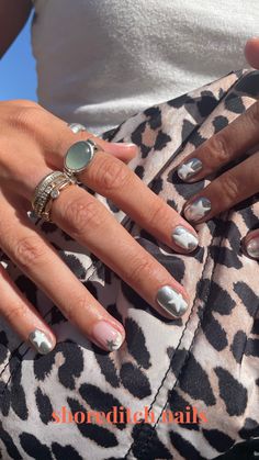 Chrome + white design on nails White Design On Nails, Stars Nail Art, Star Nail Art, Chrome White, Star Nails