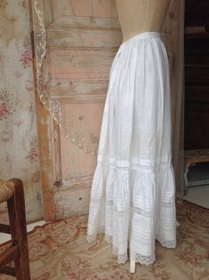 pure linen petticoat skirt with lace flounce made in the 1910s this is a very strong petticoat with pin tuck work and bobbin lace there is room to make the skirt 5 cm longer ( 2") waist 60 cm  23,5" length  94 cm  37" there is an era with some discoloration 19th Century Petticoat Pattern, Regency Style Ruffled Petticoat For Daywear, Victorian White Ruffled Petticoat, Victorian White Petticoat With Ruffles, Victorian Skirt With Ruffles, Summer Vintage Crinoline Petticoat, Victorian White Cotton Petticoat, Vintage Long Linen Skirt, Fitted Linen Bottoms With Ruffles