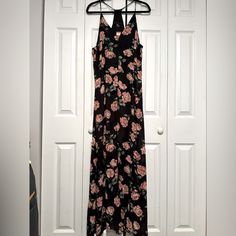 Nwt Excellent Condition Casual Fitted Maxi Dress With Rose Print, Black V-neck Dress With Rose Print, Black Rose Print Dress For Night Out, Midi Length Summer Dresses, Beach Dress Summer, Black Floral Maxi Dress, Pink Summer Dress, Red Bodycon Dress, Maxi Dress Pattern