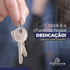 a hand holding a key to a house with the words voce e da nossa dedicacao