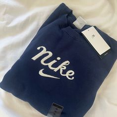 Brand New With Tags And Original Packaging Oversized Size Xsmall Fits Small/Medium Navy/White Nike Women Sweatshirt, Nike Crewneck, Nike Pro Women, Nike Sweatshirt, Womens Sweatshirts Hoods, Blue Nike, Cute Everyday Outfits, Nike Outfits, Vintage Nike