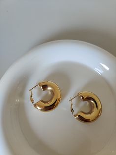 Gold chunky hoop earrings with super light weight are perfect for your everyday wear. Modern and timeless jewelry pieces are made to last.   ♥ SIGN UP for 10% OFF your first order: https://bit.ly/chicscout ♥ DETAILS - Materials: Stainless steel, 18k gold plating. - Size: diameter 3cm / 1.18'', thickness 1cm / 0.39'' - Weight: 5g / 0.011lb (each hoop earring) - Nickel-free, anti-corrosion, tarnish-resistant, and hypoallergenic. - Allergy-free earrings: safe for sensitive skin. ♥ GIFT WRAPPING REA Modern Chunky Round Earrings, Modern Chunky Small Hoop Earrings, Trendy Chunky Small Hoop Earrings, Trendy Chunky Hoop Earrings, Chunky Small Hoop Metal Earrings, Minimalist Chunky Hoop Earrings, Minimalist Chunky Small Hoop Earrings, Hoop Earrings Large, Chunky Hoop Earrings