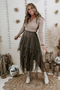 Spring Mesh Flowy Skirt, Spring Mesh Tiered Skirt, Chic Mesh Bottoms With Tulle Skirt, Fall Party Tulle Skirt Bottoms, Chic Layered Bottoms For Spring, Tiered Skirt For Party In Fall, Fall Tiered Skirt With Layered Hem, Chic Fitted Layered Bottoms, Chic Layered Fitted Bottoms