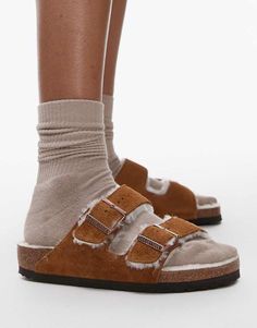 Skor från Birkenstock Ditt nya favoritpar Loafer-stil Dubbla band Stängning med spänne med pigg Ikonisk Birkenstock-logga Öppen tå med upphöjd tandning som ger stöd åt fotens rörelser Konturerad sula i kork som formar sig efter din fot efter användning för en personlig passform Stöd i fotvalvet för extra stabilitet Elastisk EVA-sula ger lätt stötdämpning Greppvänlig undersida Unisex-modell Shearling Sandals, Color Vison, Trainer Heels, Wide Jeans, Eva Sole, Birkenstock Arizona, Leather Dresses, White Trainers, Maxi Dress Trend