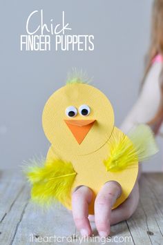 These chick finger puppets are a cute craft for kids to make and they are incredibly fun to play with afterwards. Perfect kids craft for Easter or spring time. Oppgaver For Barn, Maluchy Montessori, Cute Craft, Puppet Crafts, Crafts For Kids To Make, Finger Puppets, Easter Crafts For Kids, Childrens Crafts, Craft For Kids