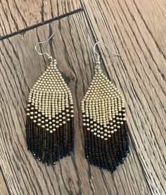 Brown gradient earrings. These earrings go from a light brown/gold tone to dark brown to black. They are nice, neutral tones. Handmade by me with seed beads and 14k gold filled ear hooks, these can go from day to night. Lightweight and easy to wear every day. Brown Seed Bead Earrings, Earring Inspired, Seed Bead Jewelry Patterns, Native American Beadwork, Beaded Earrings Patterns, Brown Gradient, Earring Patterns, Seed Bead Earrings, Bead Jewellery