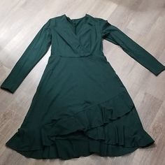 Longsleeved Dress With Ruffled Bottom. V Neck Stretchy Material. Bought Off Amazon Never Worn But I Cut The Tags Off. I'm 5'6 And It Hits Above My Knee. Long Sleeve Midi Dress With Ruffles For Date Night, Long Sleeve Midi Dress With Ruffles For Brunch, Long Sleeve Fitted Ruffle Dress For Brunch, Long Sleeve Mini Dress With Ruffle Hem For Work, Fitted Midi Long Sleeve Dress With Ruffles, Long Sleeve Dress With Ruffle Hem For Brunch, Green Long Sleeve Dress With Ruffle Hem, Green Fitted V-neck Ruffle Dress, Green Ruffled Dresses For Work