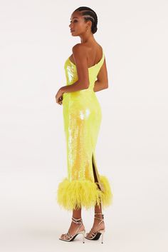 Glamorous one-shoulder maxi dress in yellow color covered in sequins. Features fitted silhouette, ruched at the side midi-length skirt and the fluffy feather trims finish the skirt. Details: Material: Lace with sequins Fabric composition: 100% polyester Sleeve style: Cut one-shoulder Silhouette: Fitted Skirt length from waist: 79 cm Neckline: Cut one-shoulder Back: Zipline Lining: Yellow midi kirt Art.N.: 3000-22 Yellow Short Wedding Gowns, Cocktail Prom Dress, Plus Size Black Dresses, Skirt Details, Elegant Ball Gowns, Graduation Party Dresses, Sequins Fabric, Dress Weights, Yellow Maxi