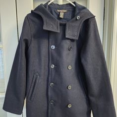 Make A Statement With This Vintage Ralph Lauren Wool Pea Coat. The Double-Breasted Button Closure And Black Solid Pattern, Makes It An Ideal Piece For Travel, Casual Or Business Occasions. The Jacket Is Made Of 100% Cotton/Algodon Lining Material And Has A Hooded Feature That Adds To Its Uniqueness. Has 2 Pockets Outside And 2 Pockets Inside. The Coat Is 29” Long With 24” Long Sleeves, And Fits Regular Size Types. This Jacket Is A Beautiful Piece That Combines Style And Comfort, And Is Perfect F Winter Long Pea Coat With Snap Buttons, Casual Double-breasted Wool Coat With Buttons, Hooded Pea Coat With Buttons For Fall, Hooded Pea Coat For Fall, Long-sleeved Peacoat With Buttons For Fall, Winter Peacoat For Workwear, Fall Peacoat With Double-breasted Button And Long Sleeves, Winter Workwear Peacoat With Long Sleeves, Casual Pea Coat With Snap Buttons For Winter