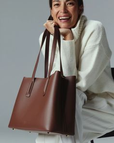 Linnea Tote Pecan – Freja New York Versatile Brown Laptop Bag For Office, Everyday Leather Laptop Bag With Card Slots, Brown Shoulder Bag With Interior Card Slots For Work, Brown Shoulder Bag For Work With Interior Card Slots, Brown Large Capacity Laptop Bag For Work, Brown Shoulder Bag With Card Slots For Work, Chic Brown Everyday Laptop Bag, Versatile Brown Laptop Bag For Everyday Use, Brown Laptop Bag With Leather Handles For Work