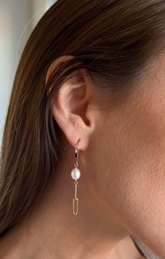 Infuse contemporary elegance into your jewelry collection with our Pearl and Paperclip Chain Leverback Earrings. Perfectly blending the timeless allure of genuine freshwater pearls with the trendy touch of a paperclip chain, these earrings are a stylish update to a classic accessory. The secure leverback ear wires offer both comfort and reliability, while the earrings' drop length provides a subtle yet alluring dangle. These versatile and chic earrings are ideal for everyday sophistication or adding a special sparkle to your evening ensemble. Features: - Crafted with genuine freshwater pearls for a touch of classic beauty. - Trendy paperclip chain design adds a chic twist to traditional pearl earrings. - Secure leverback ear wires for comfort and peace of mind throughout the day. - Perfect Elegant Hypoallergenic Linear Earrings For Everyday, Modern Pierced Plug Earrings For Formal Occasions, Modern Yellow Gold Plug Earrings For Formal Occasions, Modern Teardrop Pearl Earrings For Anniversary, Modern Round Pearl Drop Jewelry, Modern White Jewelry With Pearl Drop, Modern 14k Gold Teardrop Jewelry, Modern White Pearl Drop Jewelry, Modern White Gold Jewelry With Pearl Drop