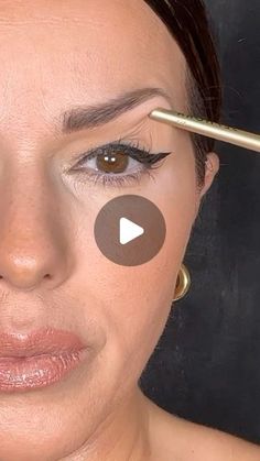 Smokey Eye On Older Women, Natural Makeup Smokey Eye, Makeup Ideas Wedding Guest Smokey Eye, Videos Of Makeup Tutorials, Glamorous Make Up, Light Cat Eye Makeup, Golden Smokey Eye Tutorial, Makeup With Black Dress Classy, How To Line Eyes