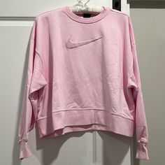 Nike Women’s Crop Sweatshirt Nike Oversized Spring Sweatshirt, Nike Oversized Sweatshirt For Spring, Nike Long Sleeve T-shirt For Spring, Nike Oversized Long Sleeve Top, Nike Spring Sweatshirt For Loungewear, Trendy Nike Long Sleeve Sweatshirt, Spring Nike Crew Neck Sweatshirt, Nike Oversized Crew Neck Sweater, Nike Long Sleeve Spring Sweatshirt