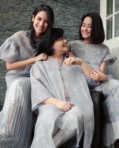 Eid Al Fitr Outfit, Saptodjojokartiko Outer, Outer Lebaran, Family Portrait Photography Poses, Eid Outfits Ideas, Organza Outer, Lebaran Outfit, Kebaya Lamaran, Dress Brokat Modern