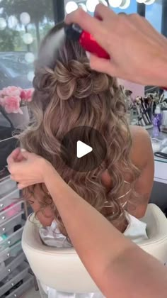 How To Style Pageant Hair, Quince Guest Hairstyles, Peinados Para Graduacion Sueltos, Half Up Half Down Bridesmaid Hair, Pageant Curls, Special Event Hairstyles, Peinados Elegantes Sueltos, Cute Mom Haircuts, Updo Inspiration