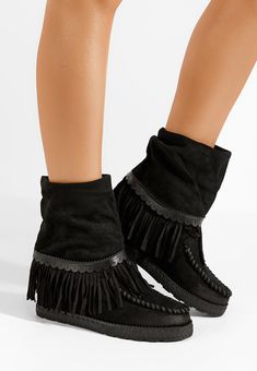 Boho suede black cowgirl booties with fringes and ecological leather details. These booties can be wear with the belt or not. Internal platform height: 8 cm External material: Suede EU 36 🔸 US 6   🔸 23cm EU37  🔸 US7     🔸 23.5cm  EU38  🔸 US8    🔸 24cm  EU39  🔸 US8.5 🔸 24.5cm  EU40  🔸 US9    🔸 25cm  EU41   🔸 US 9.5🔸 25.5cm  ** I ship worldwide with A' priority Hellenic Registered mail and Track number. Signature is required for delivery  If you are in hurry or you want your package to Winter Suede Boots With Tassels, Winter Fringe Boots With Round Toe, Winter Fringe Ankle Boots, Casual Winter Boots With Fringe, Casual Fringe Winter Boots, Casual Winter Fringe Boots, Boots Boho, Woman Boots, Womens Booties