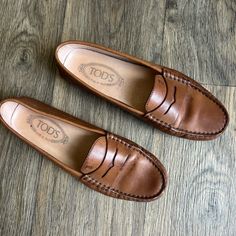 Barely Worn. Timeless Leather Sole Loafers For Spring, Timeless Spring Loafers With Leather Sole, Classic Wingtip Flats, Timeless Leather Loafers For Spring, Leather Wingtip Moccasins, Classic Brown Moccasins For Spring, Timeless Leather Flats With Round Toe, Classic Leather Sole Moccasins For Spring, Spring Leather Wingtip Moccasins