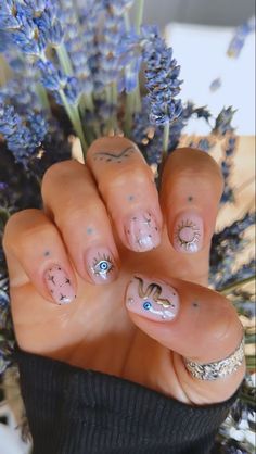 boho σχέδια-στα-κοντά-νύχια-ιδέες- Chrome Nails With Evil Eye, Evil Eye And Gold Nails, Back To School Manicure Ideas, Daisy Jones Nails, Evil Eye Nails With Gold, Chrome Designs Nails, Evil Eye Gold Nails, Evil Eye Biab Nails, Minimalist Biab Nails