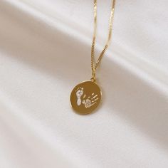 Celebrate the joy of motherhood with our Newborn Heart Necklace, a heartfelt tribute to the arrival of your little one. This personalized jewelry piece features a delicate heart pendant adorned with your baby's actual footprint, capturing the precious moment of their arrival. Crafted with care, our footprint necklace is a beautiful and meaningful gift for new moms, perfect for baby showers or as a new baby gift. Each pendant is customizable with your baby's name, creating a unique and cherished Motherhood Jewelry, Footprint Necklace, Baby Shower Necklace, Baby Handprint, Cadeau Baby Shower, Necklace For Mom, Oval Necklace, Baby Footprints, Custom Name Necklace