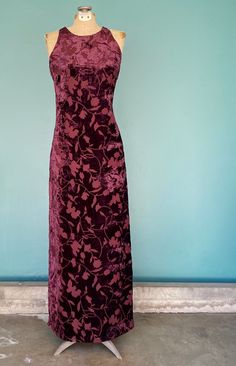 90s Maroon Dress, 90s Bridesmaid Dresses, Dessert Oc, Velvet Dress 90s, 90s Formal Dress, Outfits Shifting, Homecoming Inspo, Floral Beaded Dress, Embossed Velvet