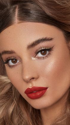 Red Lips Makeup Look, Maquillage On Fleek, Christmas Eye Makeup, Red Lipstick Makeup, Day Makeup Looks, Makeup Pengantin, Flot Makeup, Holiday Makeup Looks, Formal Makeup