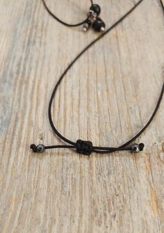 Verstellbare Kette mit schwarzem Turmalin, Onyx, Hämatit Diese Halskette passt sich deinen Bedürfnissen an. Du kannst sie, wie auf den Fotos zu sehen, von lang bis zum kurzen Choker gemacht, tragen. Einfach mittels Schiebeverschluss.Der 3er-Anhänger besteht aus schwarzem Turmalin, Onyx und Hämatit.An den Enden der Textilkordel sind 2 facettierte Hämatitperlen befestigt. Maximale Länge: 75cmDie Metallteile sind aus Edelstahl. Adjustable Hematite Necklace With Black Beads, Minimalist Necklace With Adjustable Waxed Cord, Minimalist Necklace With Adjustable Length And Waxed Cord, Minimalist Black Jewelry With Sliding Knot, Adjustable Minimalist Hematite Jewelry, Adjustable Hematite Necklace For Gift, Black Spiritual Choker Necklace, Black Adjustable Resizable Jewelry, Minimalist Adjustable Jewelry With Black Beads