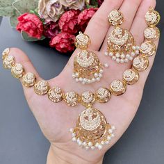 22 carat gold necklace set under 2lacs 22k Gold Jewelry Necklaces, Jadau Jewellery, 22k Gold Jewelry, Wear Pearls, Pearl Necklace Set, Gold Jewelry Necklace, Fancy Jewellery, Emerald Necklace, Gold Bangle Bracelet