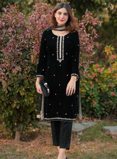 Black Shalwar Kameez For Women, Velvet Kurtis Design, Designing Dress, Velvet Pakistani Dress, Kurti Pants, Velvet Suit Design, Luxury Pret, Designer Party Dresses