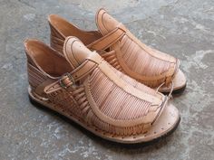 Huaraches Sandals, Mexican Sandals Huaraches, Quirky Shoes, Shoe Designs, Huarache Sandals, Men's Sandals, Shoe Fits, Mexican Style