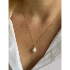 Delicate 14kt gold filled necklace with a natural Baroque freshwater pearl. An individually selected high quality freshwater pearl makes the necklace truly special and one of a kind. Perfect for a gift. The dainty and minimalist design goes well with both casual and sophisticated looks. Each pendant is unique. Each Baroque pearl has a slightly different, irregular shape and size, which makes the necklace one of a kind. ✦ MATERIALS ✦ 14kt gold filled chain. Baroque Pearl Pendant ✦ SIZING ✦ Neckla Delicate Baroque Pearl Necklace In Yellow Gold, Gold Pearl Pendant Necklace In 14k Gold Filled, Delicate Yellow Gold Baroque Pearl Necklace, Classic Gold Necklace With Baroque Pearls, Classic Pearl Charm Necklace With Pearl Drop, Classic Pearl Charm Necklace With Pearl Pendant, Elegant Necklace With Baroque Pearl And Delicate Chain, Classic Pearl Charm Necklaces With Pearl Drop, Elegant Baroque Pearl Necklace With Delicate Chain