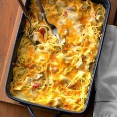 Spaghetti Casserole Recipe, Chicken Spaghetti Recipes, Chicken Noodle Casserole, Spaghetti Casserole, Hearty Chicken, Cheesy Casserole, Noodle Casserole, Chicken Spaghetti