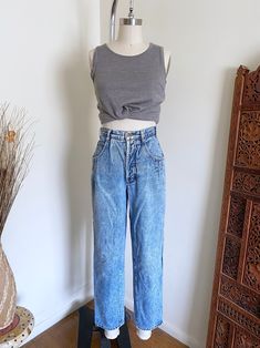 80's Guess Jeans. Featuring: a loose style, tapered legs, high waisted style, seam details, belt loops, back logo patch, pockets and a timeless style.  Label: A Georges Marciano Design, Guess, made in the USA Size Marked: 28 Estimated Size: 26" exact waist Material: 100% Cotton Measurements: Waist: 13" Rise: 11 1/2" Hips: 18 1/2"-at bottom of fly Inseam: 28" Length: 38 1/2" Leg Opening: 6 1/2" Please compare to a pair of denim that fits you with no stretch. Taking into account rise. No refunds o High Waist Tapered Pants For Everyday, Retro High-waisted Relaxed Fit Pants, Everyday High Waist Mom Fit Bottoms, Relaxed Fit Tapered Bottoms With Belt Loops, Retro Wide Leg Bottoms For Everyday Wear, Retro Straight Leg Pants With Relaxed Fit, Retro High-rise Relaxed Fit Pants, Retro High Rise Relaxed Fit Pants, Mid-rise Mom Fit Bottoms With Belt Loops