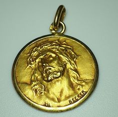 Christ Ecce Homo medal in 18-carat yellow gold crafted by Maison Becker. This baptism medal can be personalized with an engraving (first name, date or both) By their finesse of execution and the rendering of expressions, these medals are recognized as the most beautiful Eagle's head hallmark, guarantor of the title of 18 carat gold (750 see photos Round shape, Diameter 19 mm Very good state Without engraving on the back Weight approx. 4 g Yellow Gold Coin Pendant For Commemoration, Yellow Gold Medallion For Commemoration, Eagle Head, Round Shape, Favorite Jewelry, Jewelry Necklace Pendant, Accessory Gift, Display Homes, Jewelry Necklaces