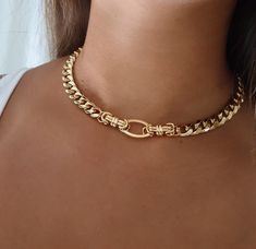 PRODUCT DESCRIPTION Modern curb chain choker with a unique design. The necklace is connected with an oval link which add also to the unique sophisticated look! If you want to make your outfit look amazing and with a presence, don't miss the necklace on your neck! MEASUREMENT and SIZE (on the model) ✦The total length of the necklace is 15 inches (38cm). Choose your necklace length from the drop-down menu. IMPORTANT NOTE In order to be on the safe side, I would suggest measuring your neck by wrapp Thick Necklace Chain, Gold Necklace Thick, Unique Necklace Designs, Chunky Gold Necklaces, 80s Jewelry, Thick Gold Chain, Gold Curb Chain, Gold Chain Choker, Chain Necklace Gold