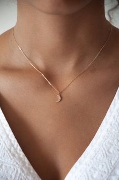 Tiny Necklace, Dope Jewelry, Crescent Moon Necklace, Classy Jewelry, Gold Necklace Designs, Delicate Jewelry, Diy Schmuck, Girly Jewelry, Moon Necklace