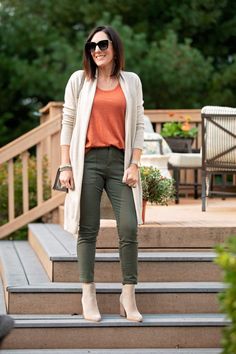 White Jeans Fall, Olive Green Pants Outfit, How To Wear Cardigan, Cardigan Verde, Long Cardigan Outfit, Olive Cardigan, Oatmeal Cardigan